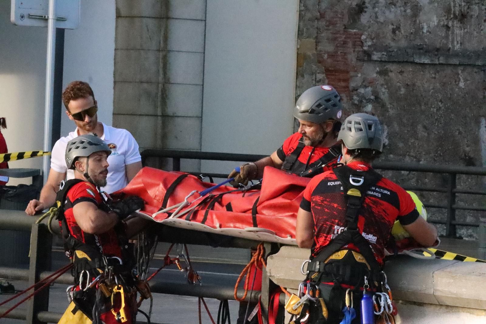Operaciones de rescate vertical por toda la ciudad