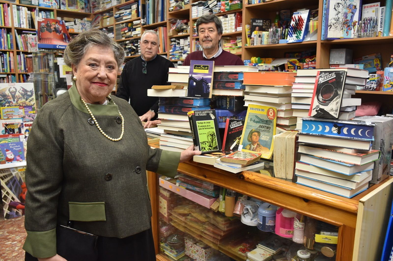 Agatha 'Myriam' Christie posa junto a una colección con sus novelas. Tras ella, los responsables de Librería Sol, José Bentolila y Luis Fernando. / FOTO G.S.