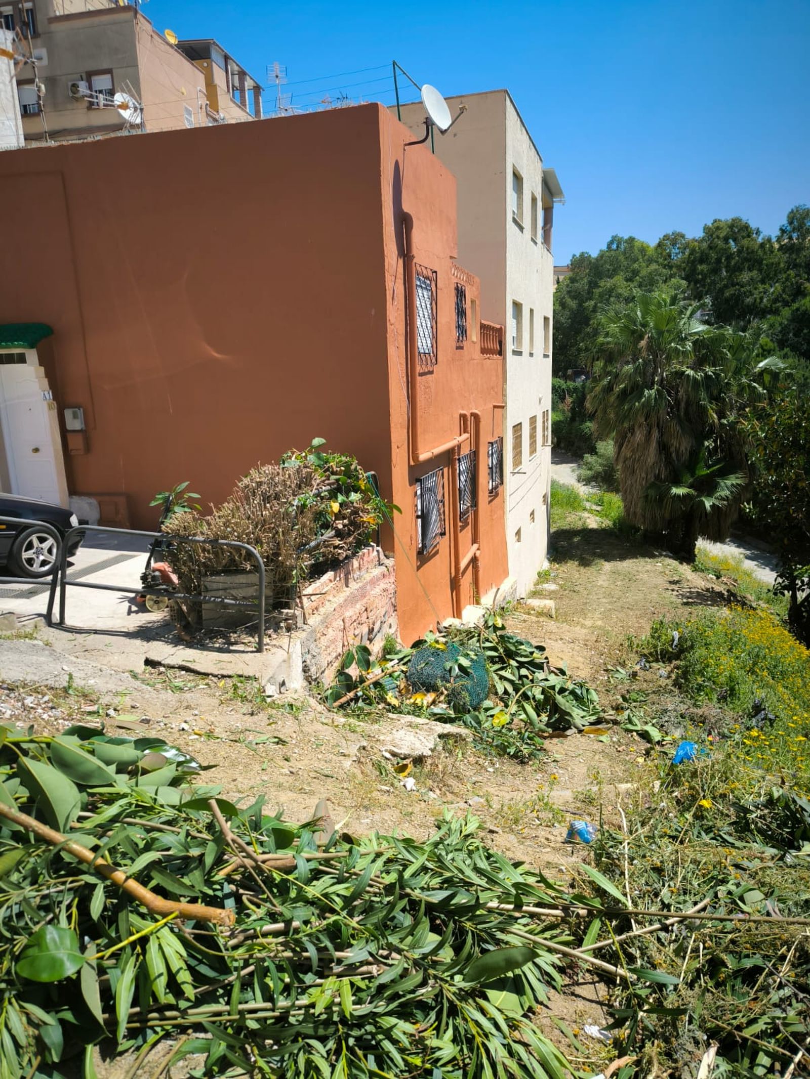 La Ciudad actúa tras las denuncias vecinales y limpia la vaguada de Miramar Alto