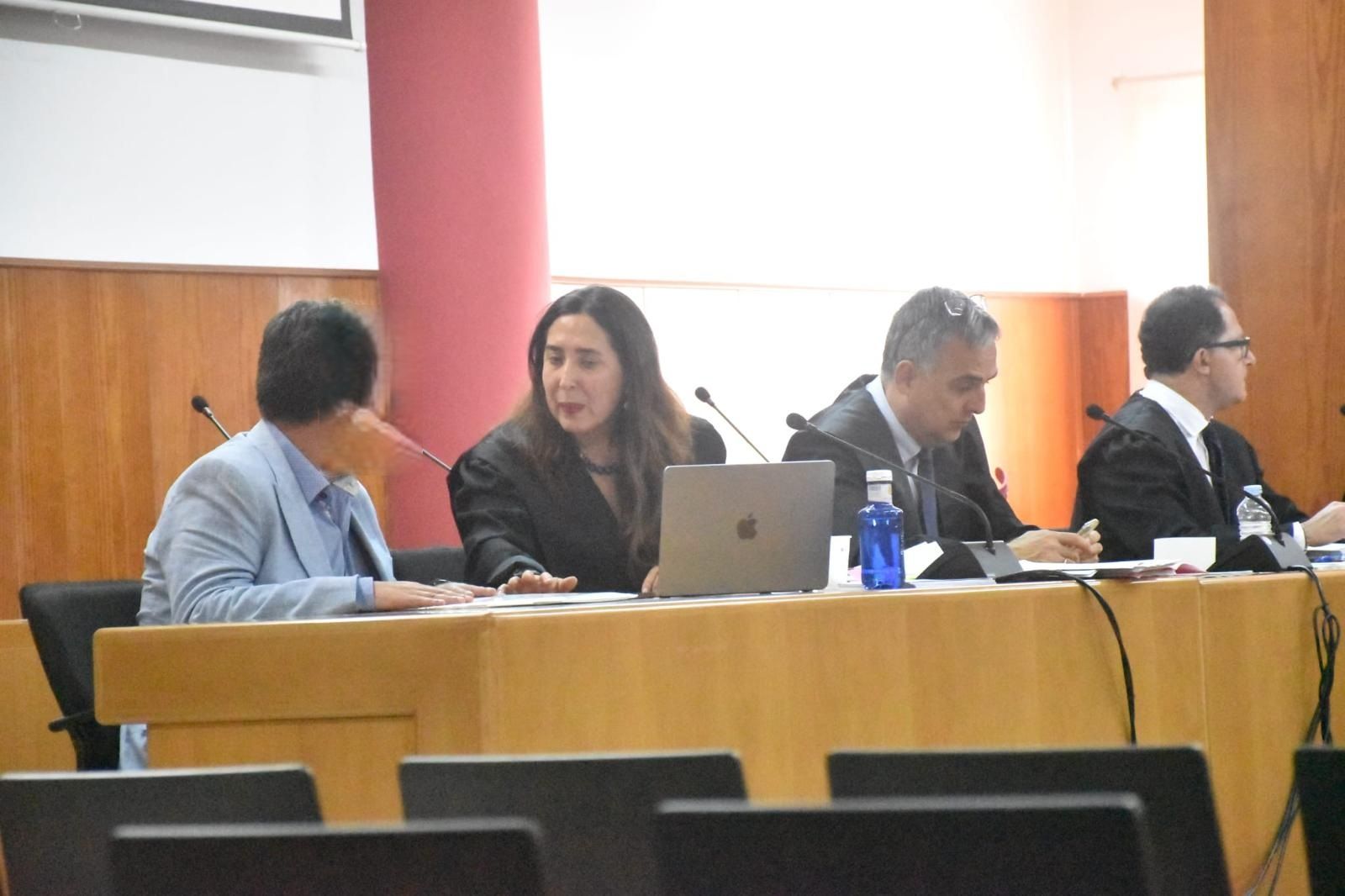 A la izquierda, Alonso G., acompañado de su abogada. A la derecha, los letrados Ragel y Cabillas.