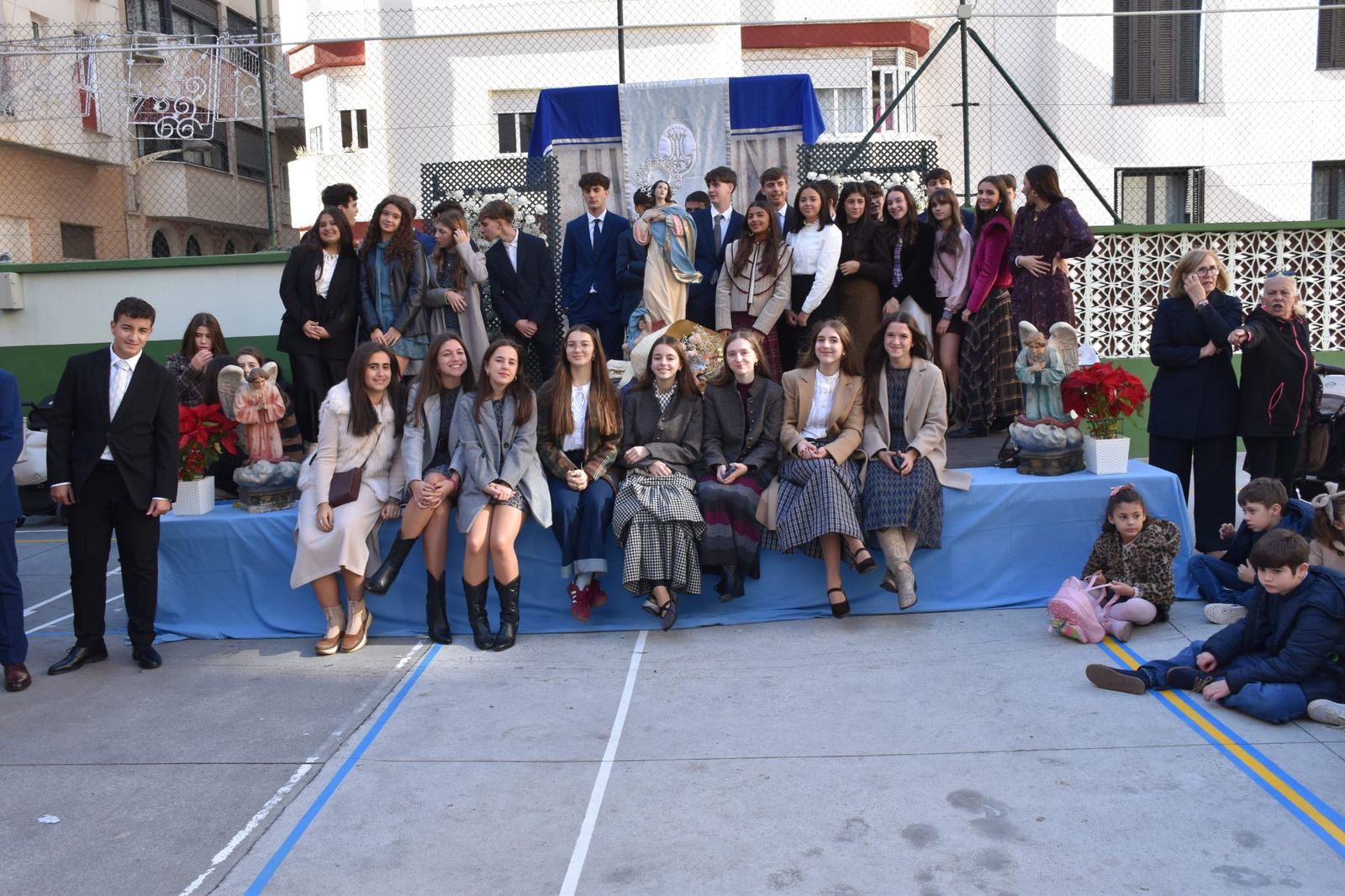 El Colegio La Inmaculada celebra su tradicional ofrenda floral a su virgen