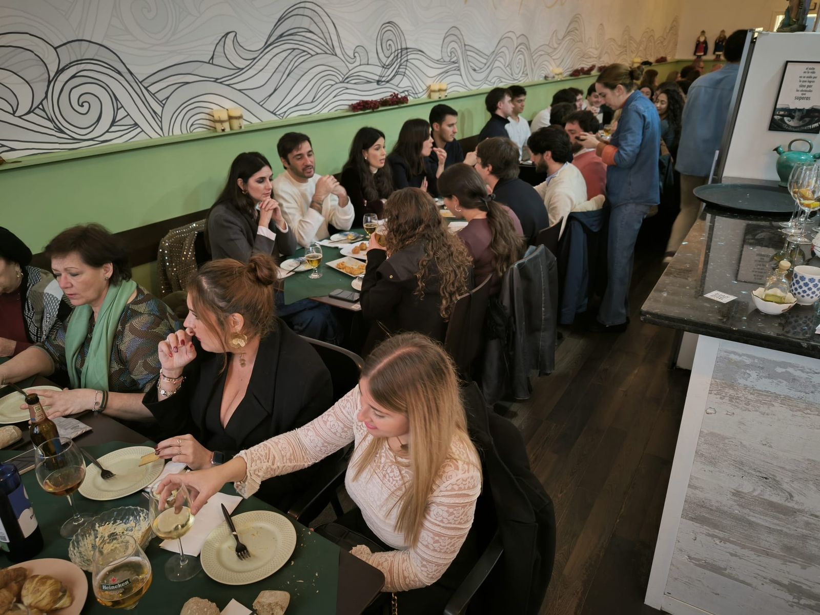 Los ceutíes se lanzan a la calle para celebrar la llamada 'Tardevieja' para despedir 2025