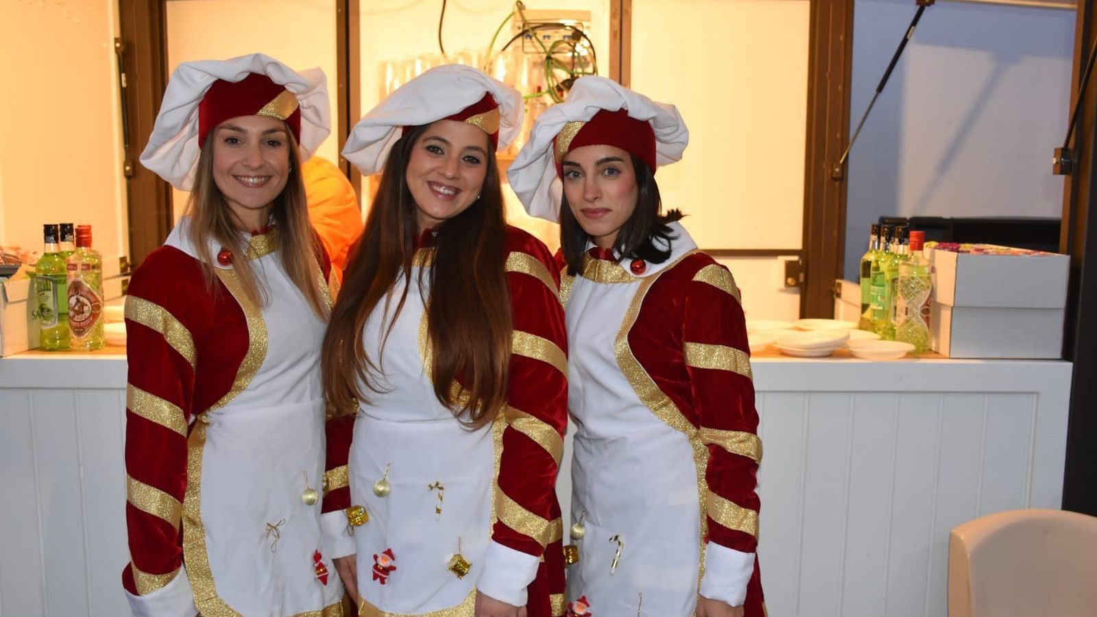 Tarde mágica y llena de ilusión en la plaza Nelson Mandela con la Casa de Papa Noel y 'La Polvoroná'