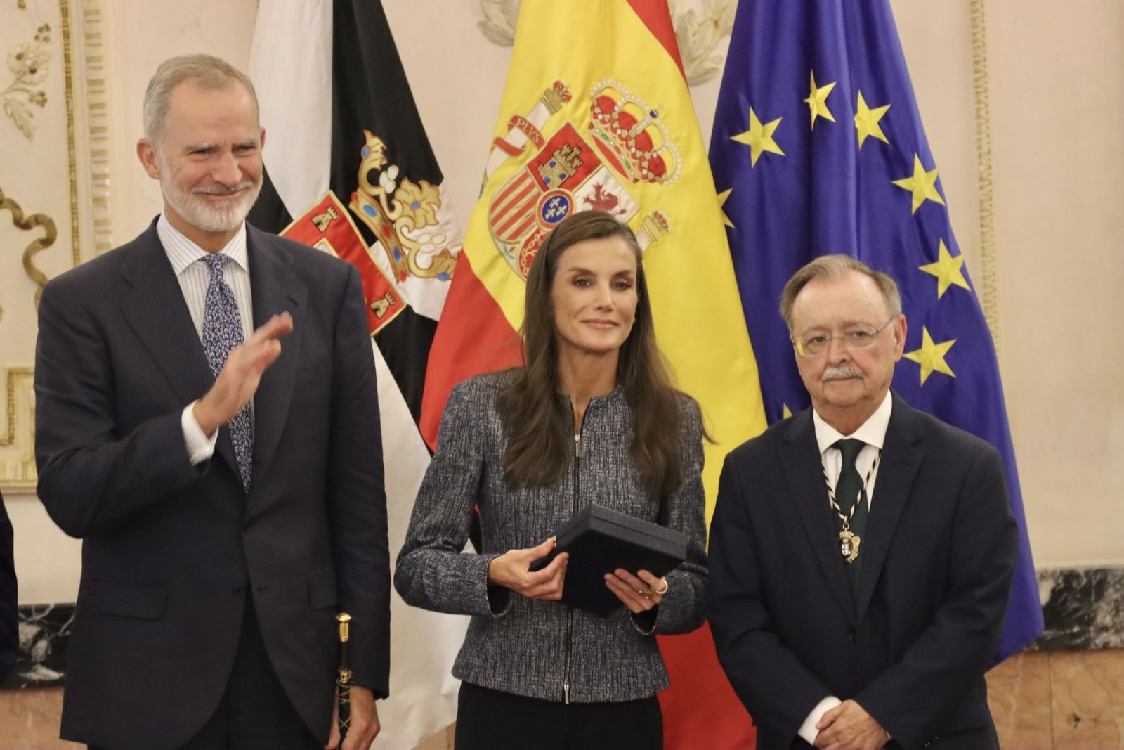 Álbum de una jornada histórica: Felipe y Letizia, con los ceutíes