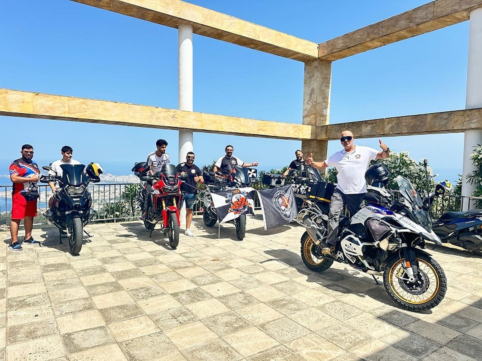 Moteros de Ceuta en el mirador Isabel II de Ceuta con la bandera viajera. / FOTO CEDIDA