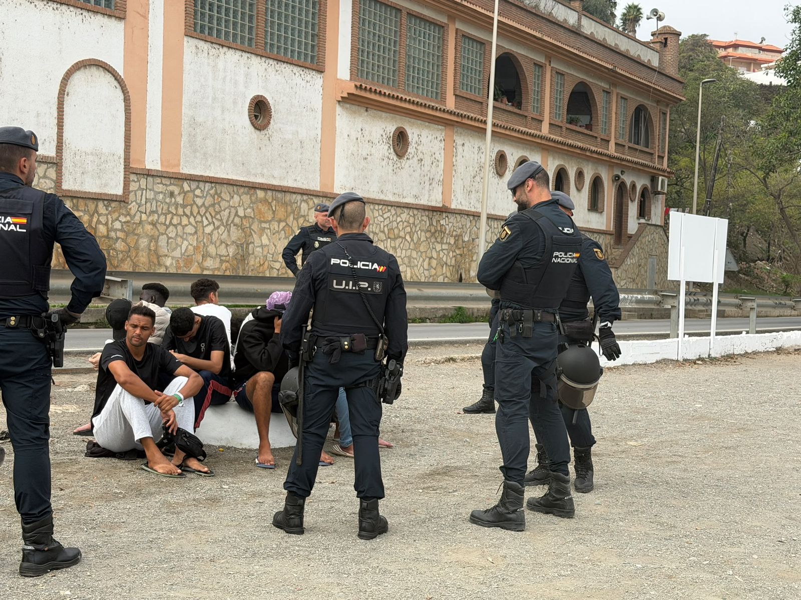 Amplio despliegue de la UIP en el CETI de Ceuta para proceder a la expulsión de decenas de migrantes