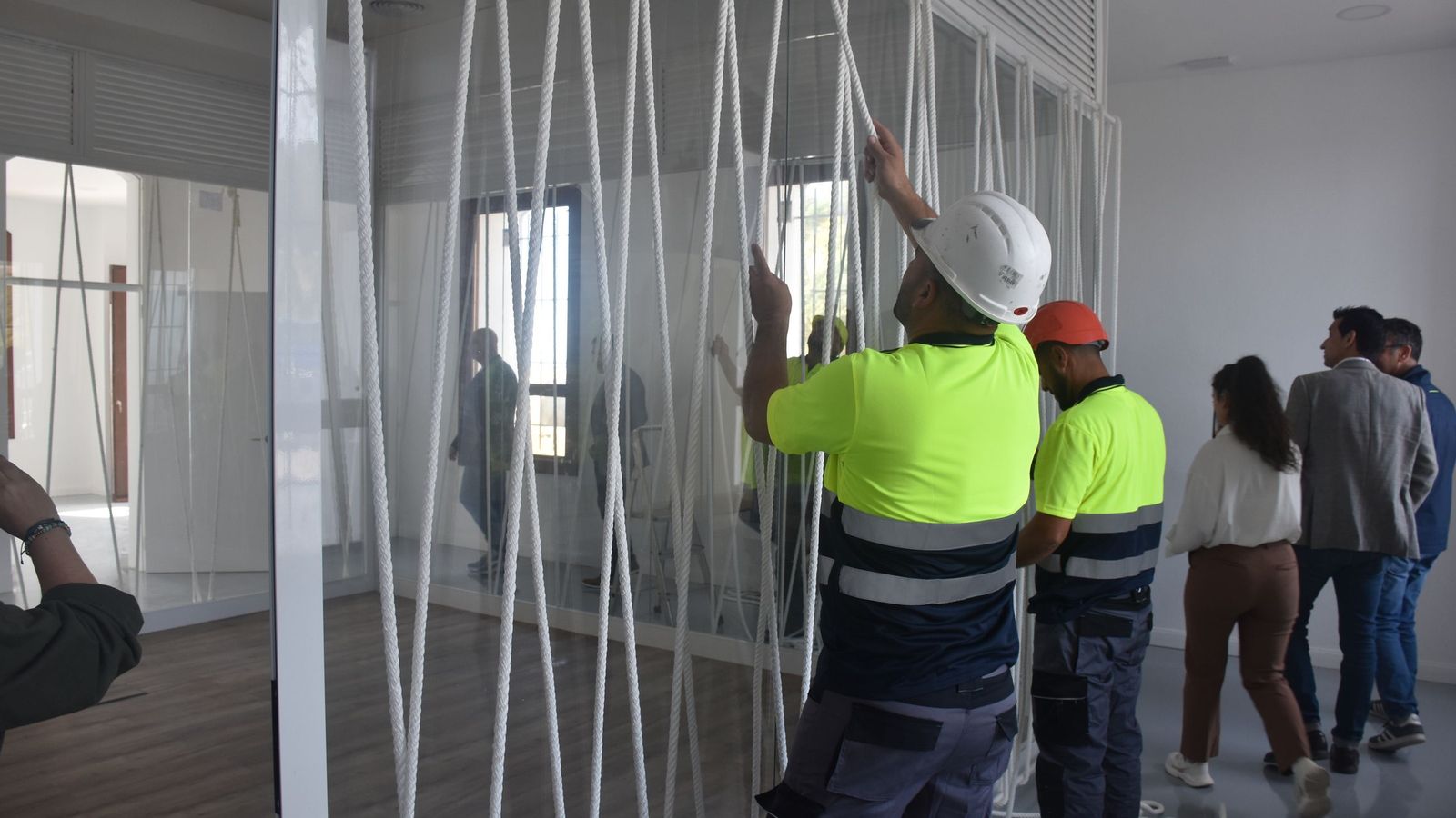 Trabajadores ultimando los detalles del interior del edificio
