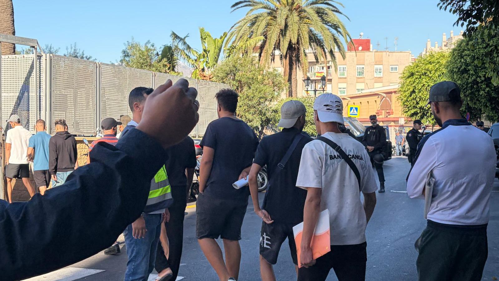 Primer grupo de los argelinos trasladados, entrando por la puerta de vehículos de la Jefatura