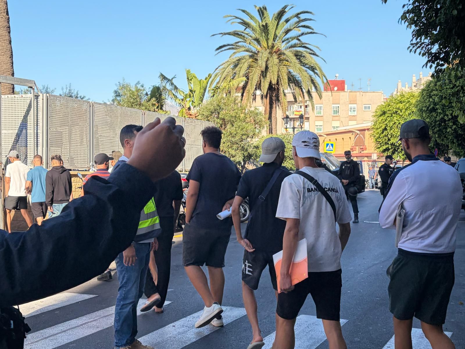 Parte de los argelinos trasladados, este miércoles entrando por la puerta de vehículos de la Jefatura