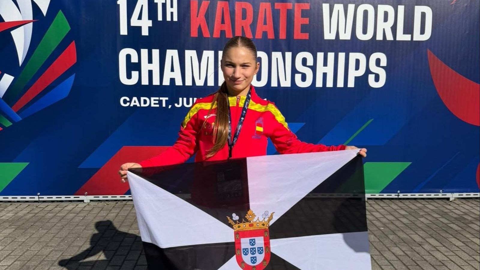 Julia Melgar posa con la bandera de Ceuta en Polonia