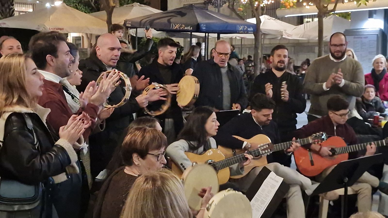 Zambomba rociera en la plaza de España