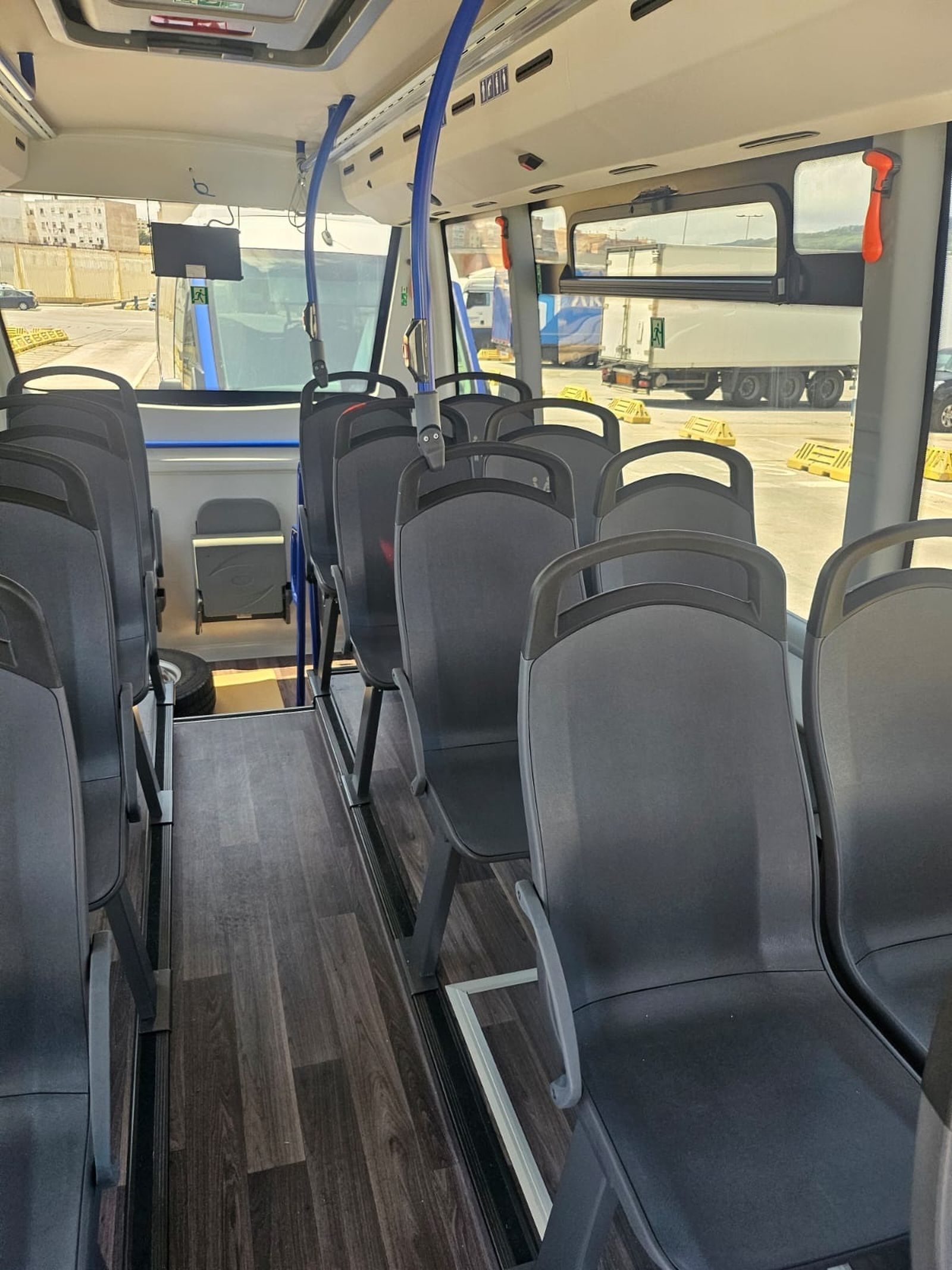 Interior de uno de los microbuses adquiridos por Amgevicesa