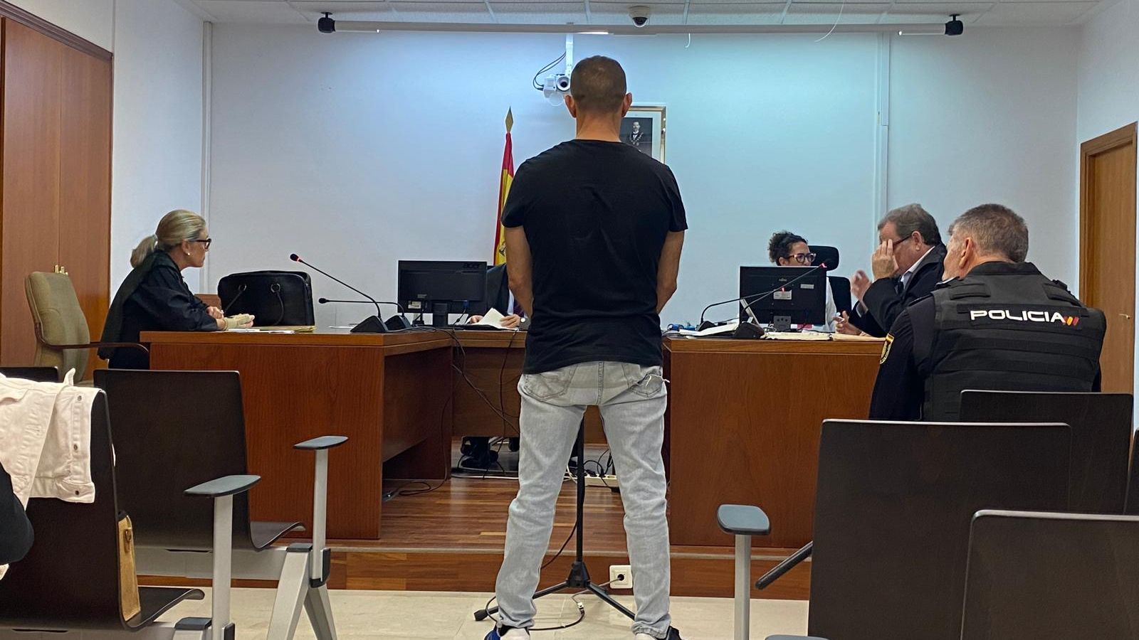 M.L.H. comparece ante el tribunal. M.L.H. comparece ante el tribunal.