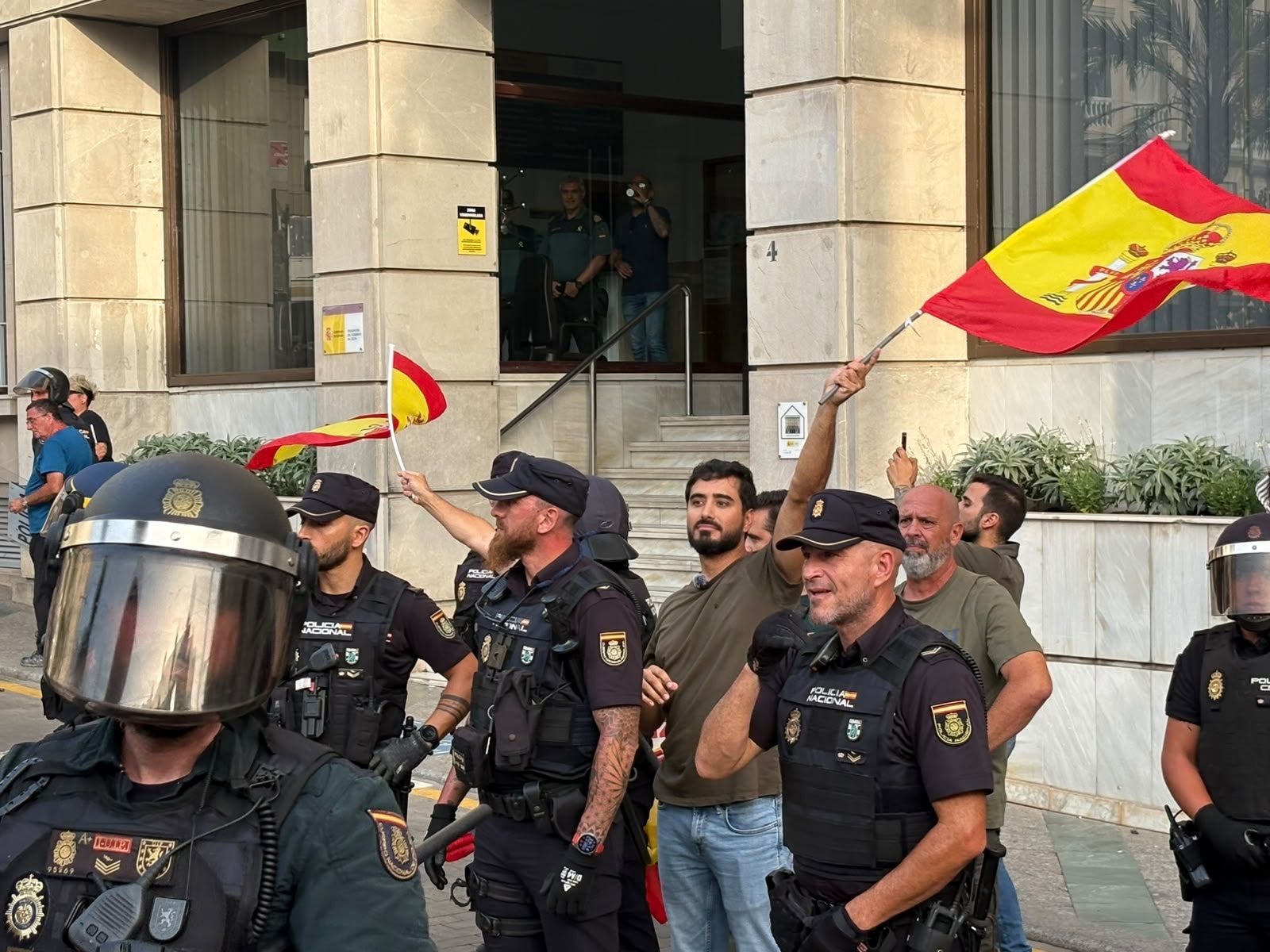 El activista Alvise, ayer frente a la Delegación del Gobierno