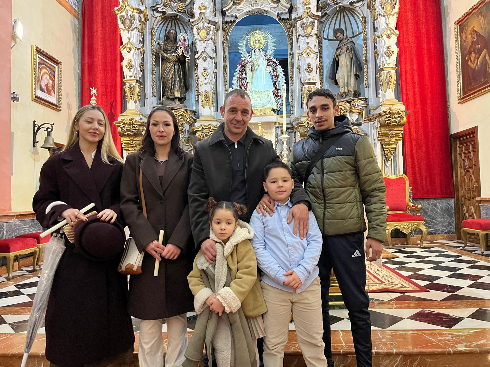 Dylan y Daira reciben el Sacramento del bautismo