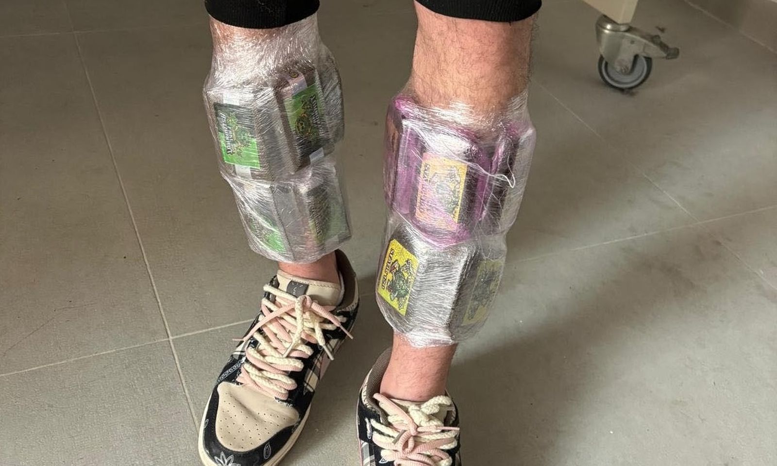 Hachís adosado a las piernas del detenido por la Guardia Civil