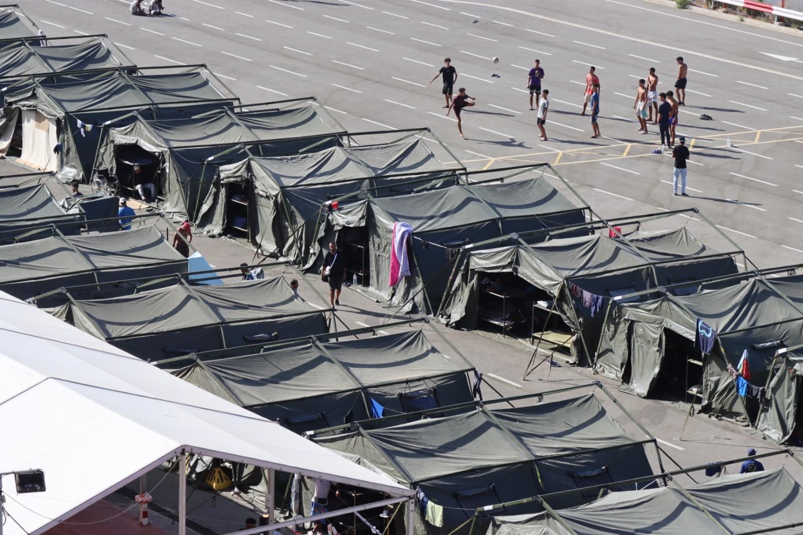 La explanada de Loma Colmenar usada para la acogida de migrantes