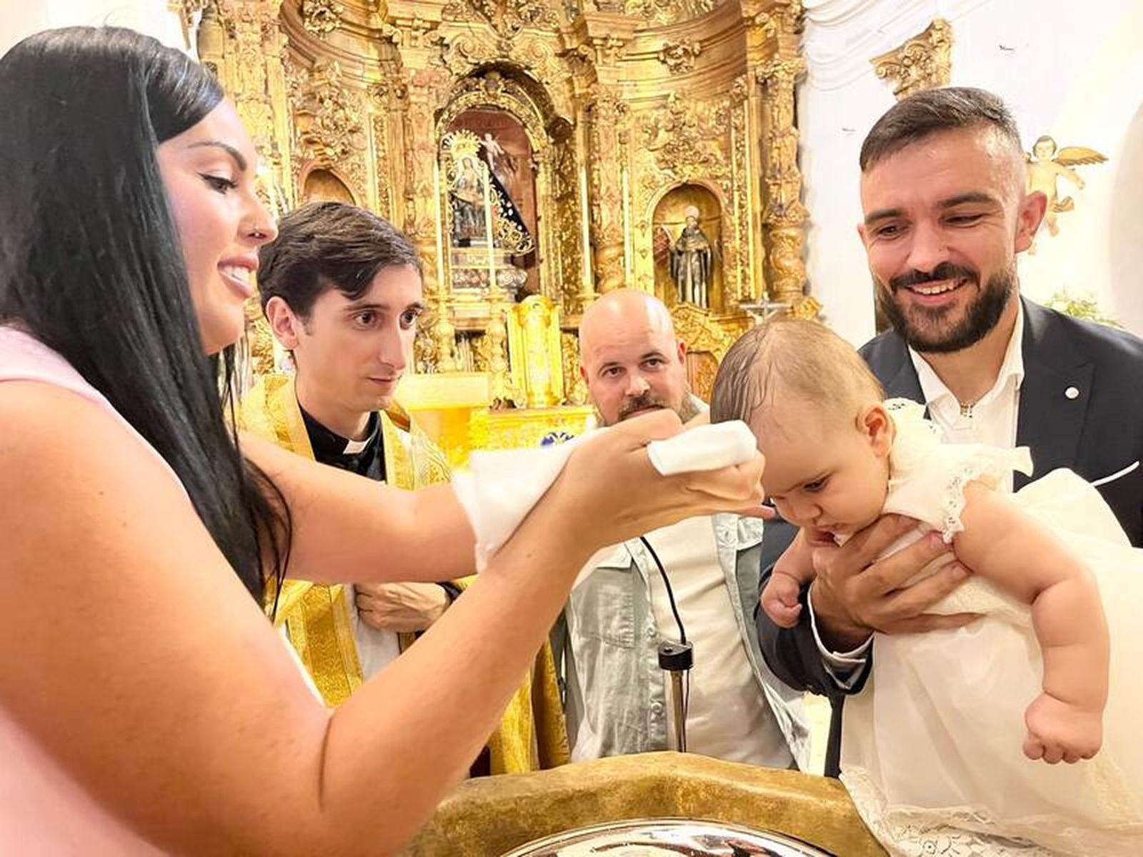 Melissa, José y Teresa reciben el sacramento del bautismo