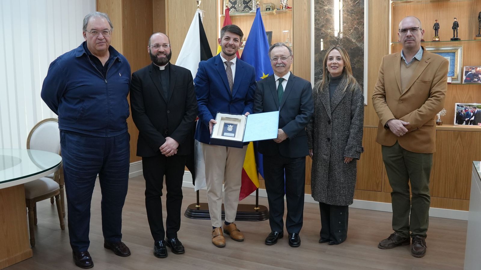 Vivas y Del Campo han estado acompañados por el vicario de Ceuta, Francisco Fernández; la consejera de Educación, Cultura y Juventud, Pilar Orozco; el asesor de Cultura, Eduardo Ayala; y Jesús Bollit, presidente del Consejo de Hermandades y Cofradías de Ceuta. 