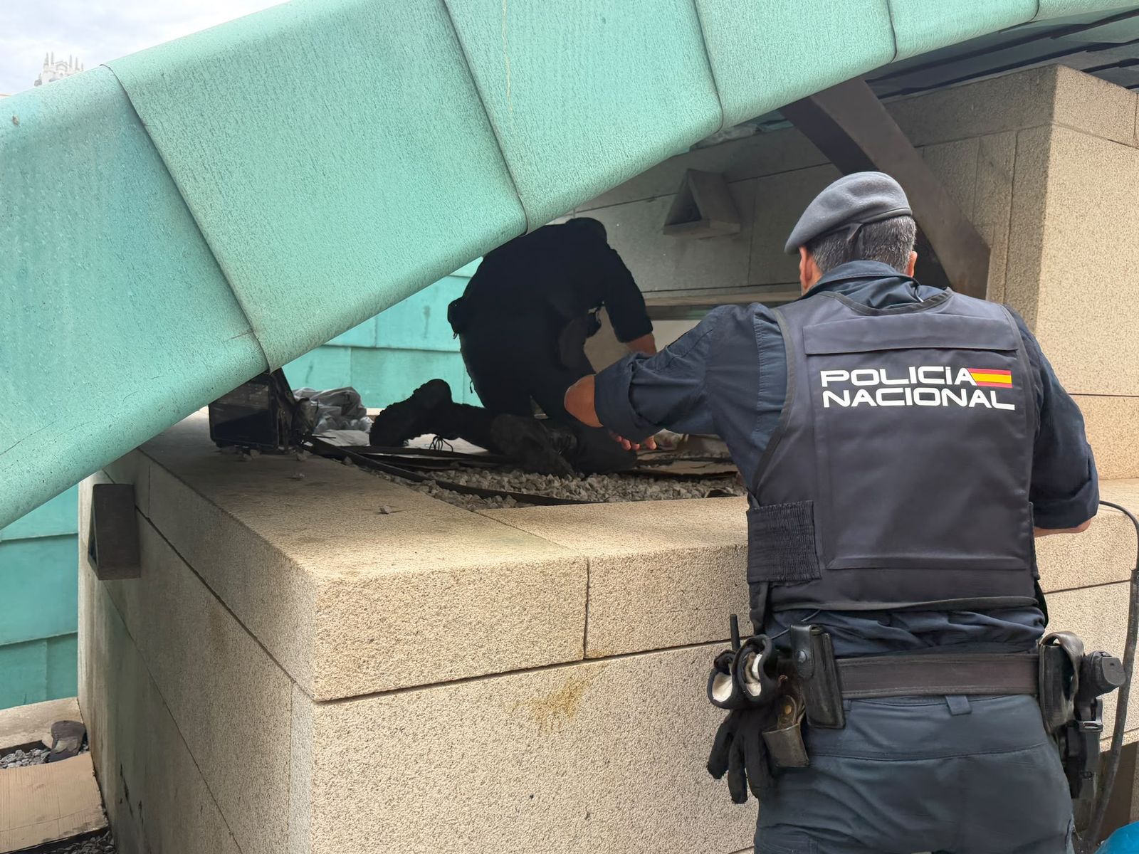 La Policía desaloja el acceso al parking de Gran Vía donde pasaban la noche tres migrantes