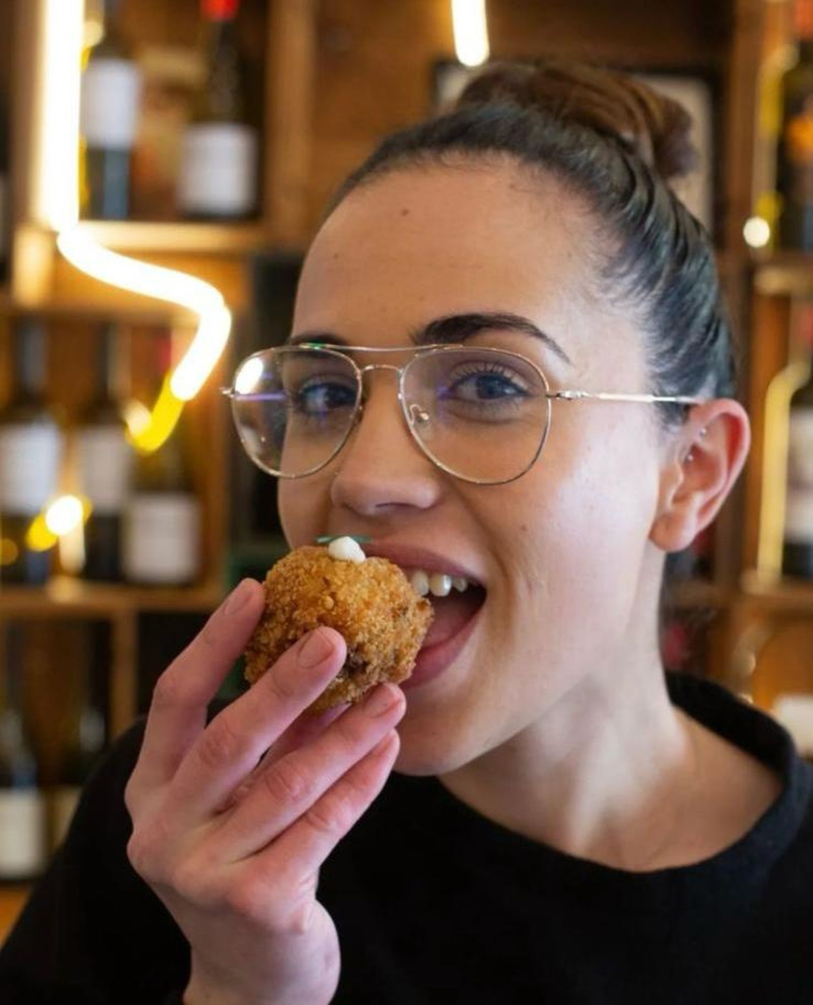 Una empleada probando una croqueta