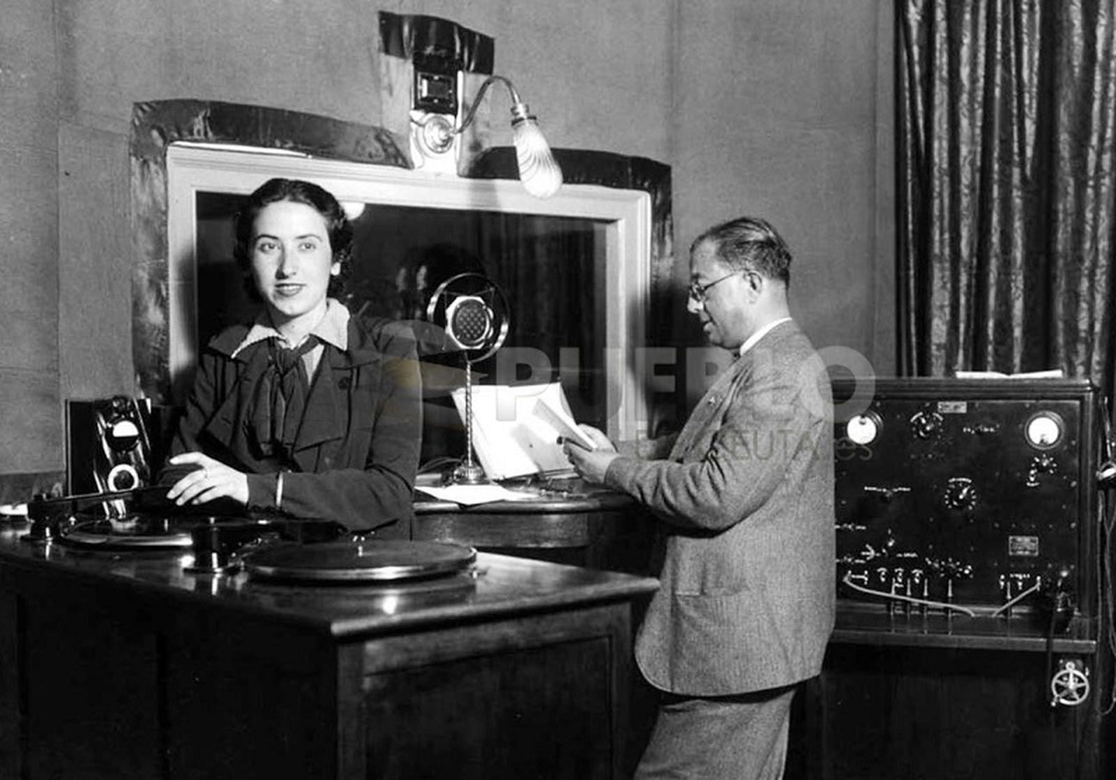 Locutora Salud Tejero, en Radio Ceuta. Hacia 1936.  / FOTO Archivo: Paco Sánchez