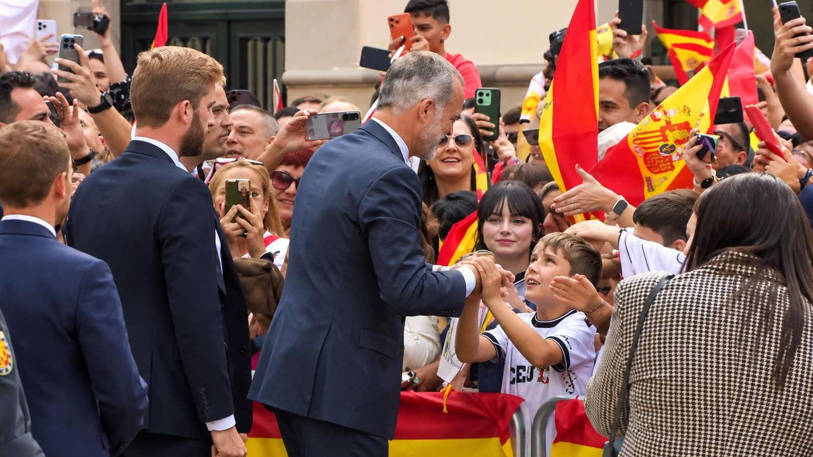 Los Reyes muestran su cercanía a los ceutíes nada más llegar a la ciudad
