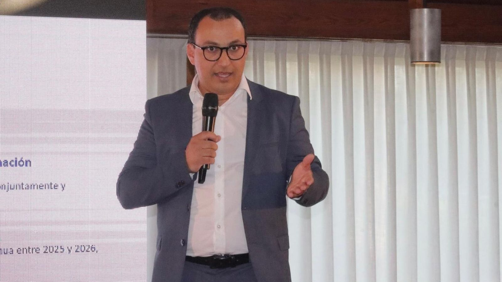 El presidente del GALPCE, Mehdi Amin, interviene durante la I Convención del grupo de acción local