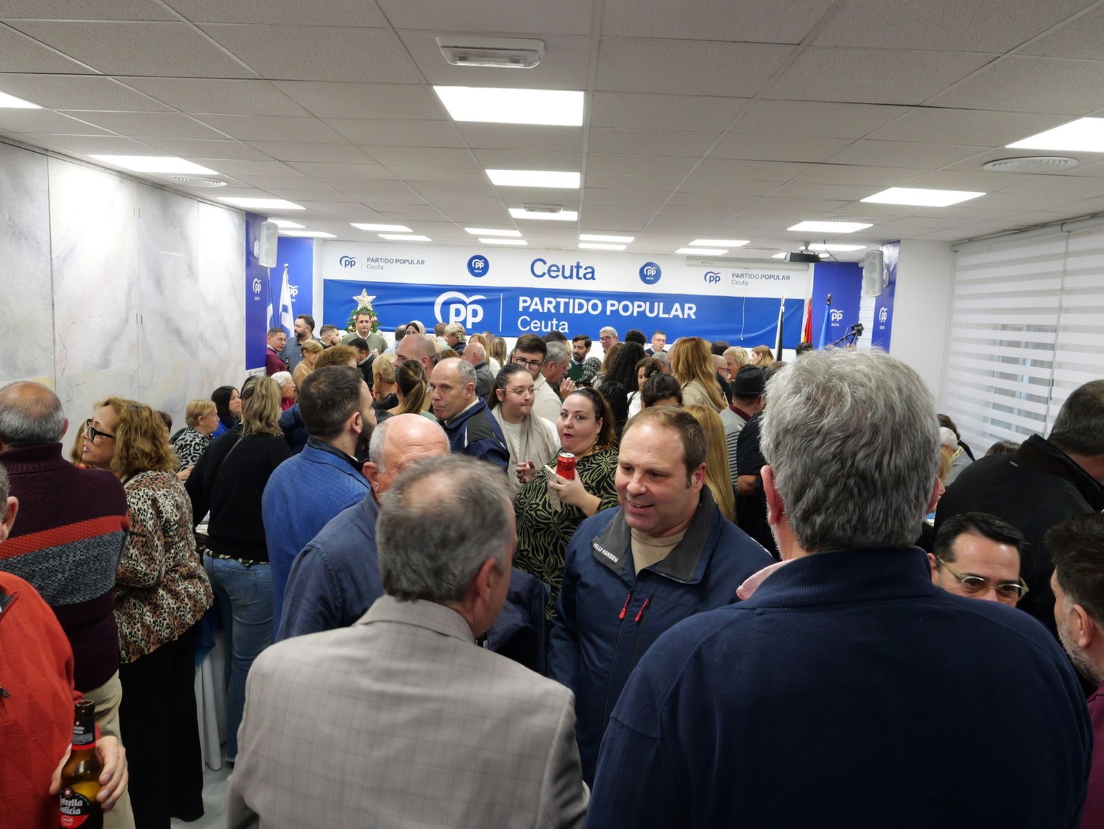 Vivas sugiere un relevo futuro y reivindica su gestión en la copa navideña del PP