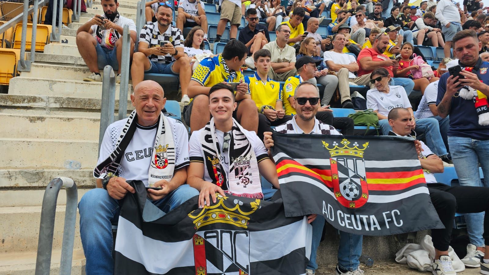La afición ceutí fue el 'jugador número 12' en el 'Nuevo Mirandilla' este domingo