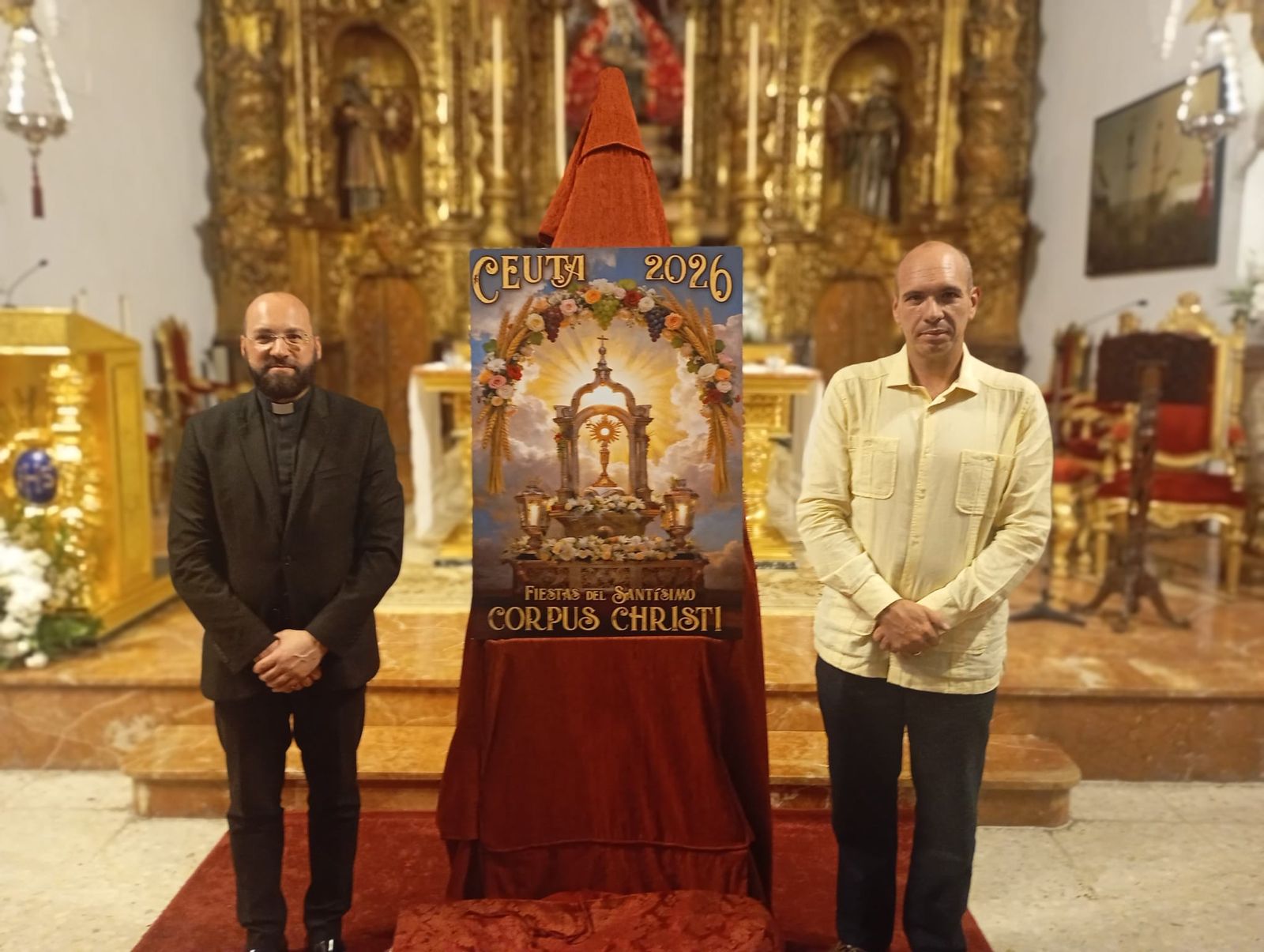 El vicario y el delegado de Fiestas, a ambos lados del cartel