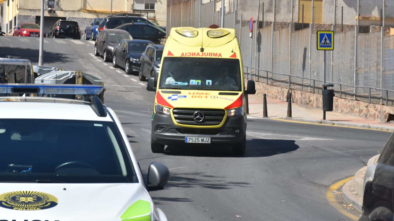 La ambulancia del 061 llega a las 108 viviendas de Zurrón para actuar ante la amenaza de un joven