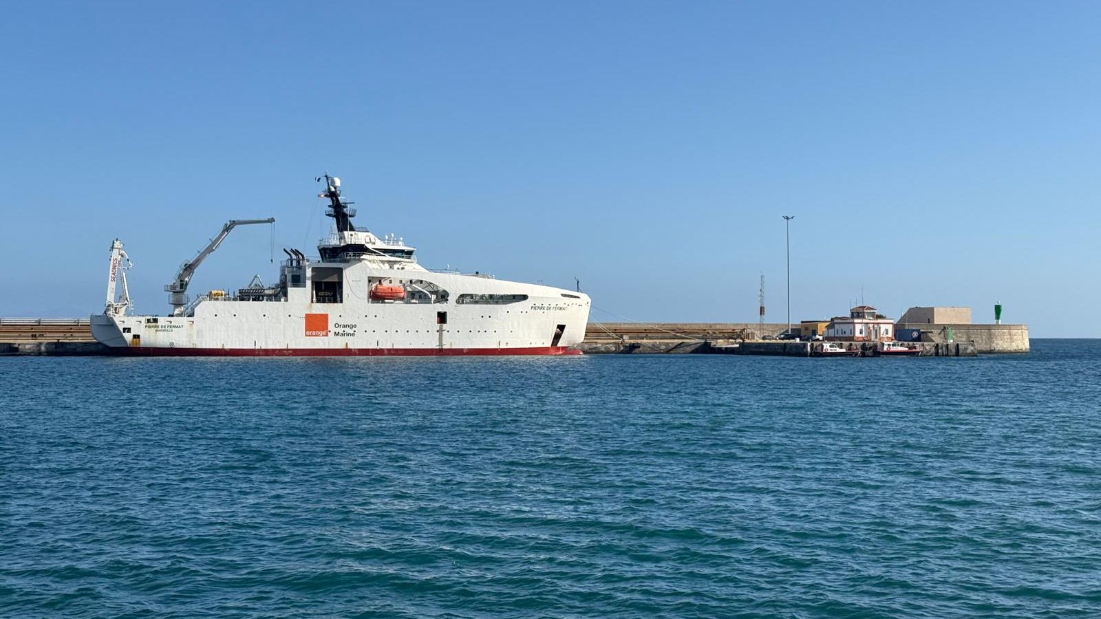 Un barco en el Puerto de Ceuta.