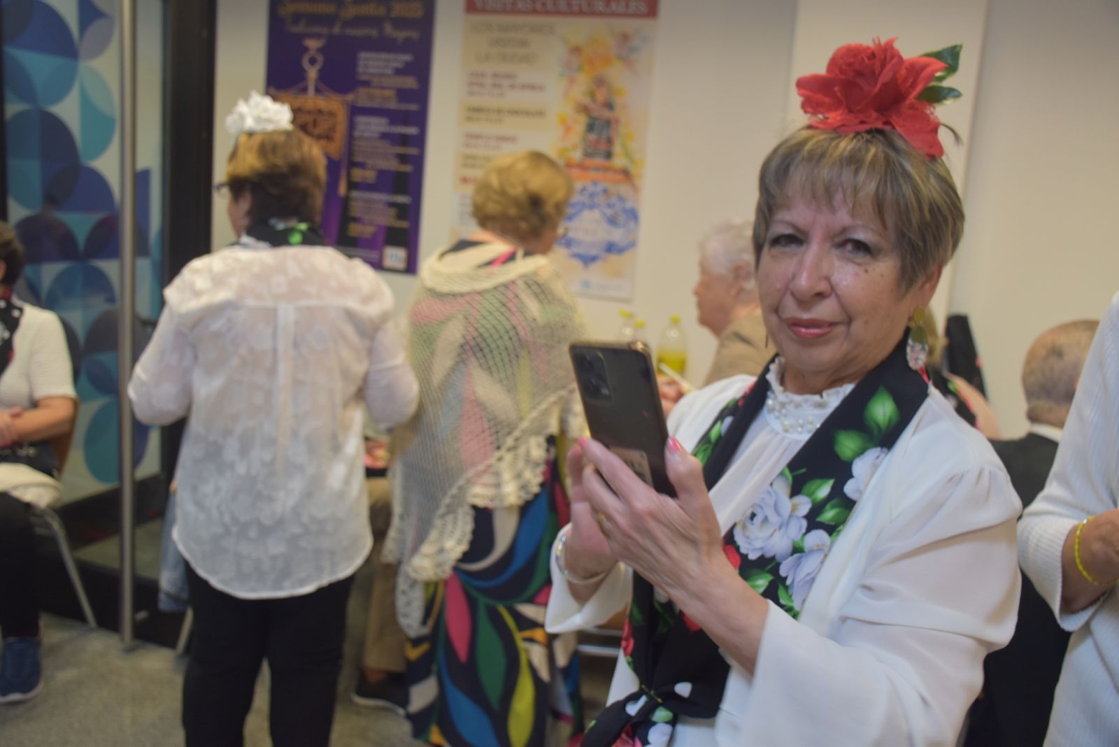 Las mujeres del Centro del Mayor celebran sus Cruces de Mayo