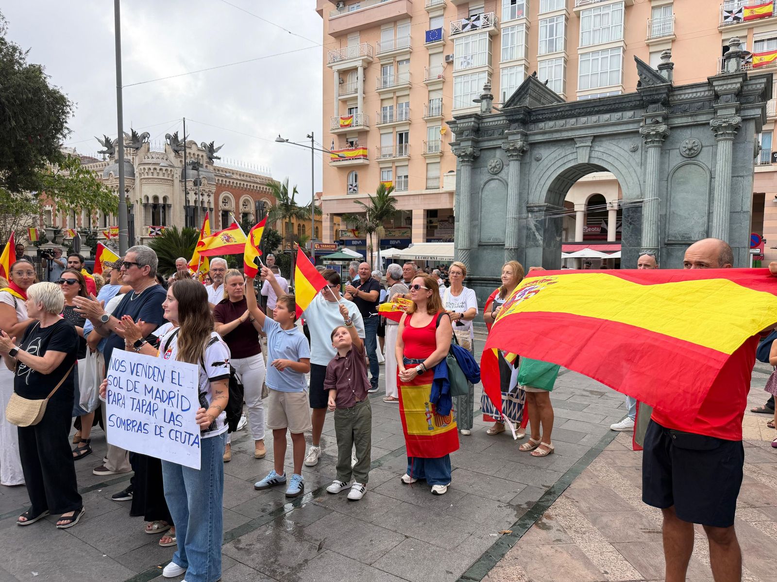 Protesta de ceutíes en la plaza de los Reyes contra la crisis tras 64 días