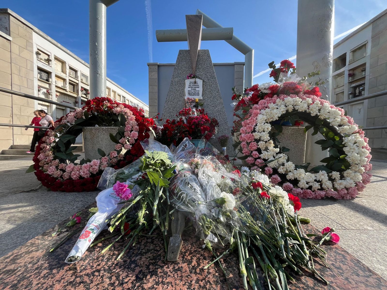 Flores y recuerdo a los difuntos en Santa Catalina Flores y recuerdo a los difuntos en Santa Catalina
