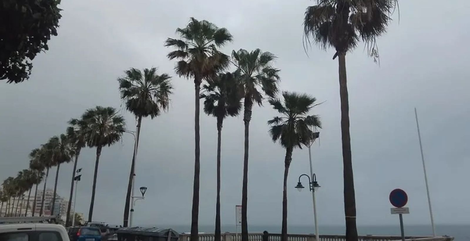 Calle independencia durante un día de fuertes vientos en Ceuta