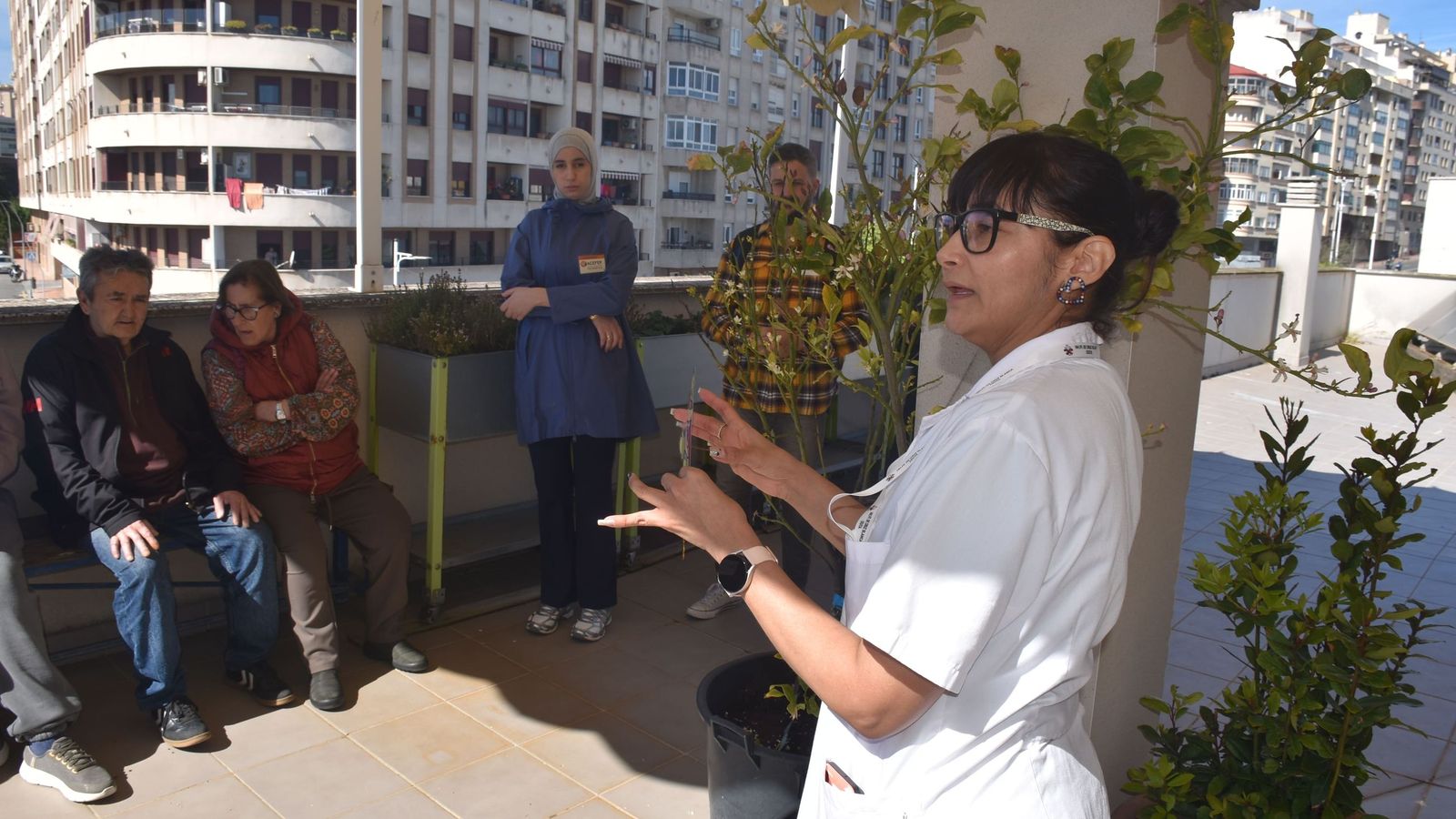 La empleada July Lorena Cortés en el huerto