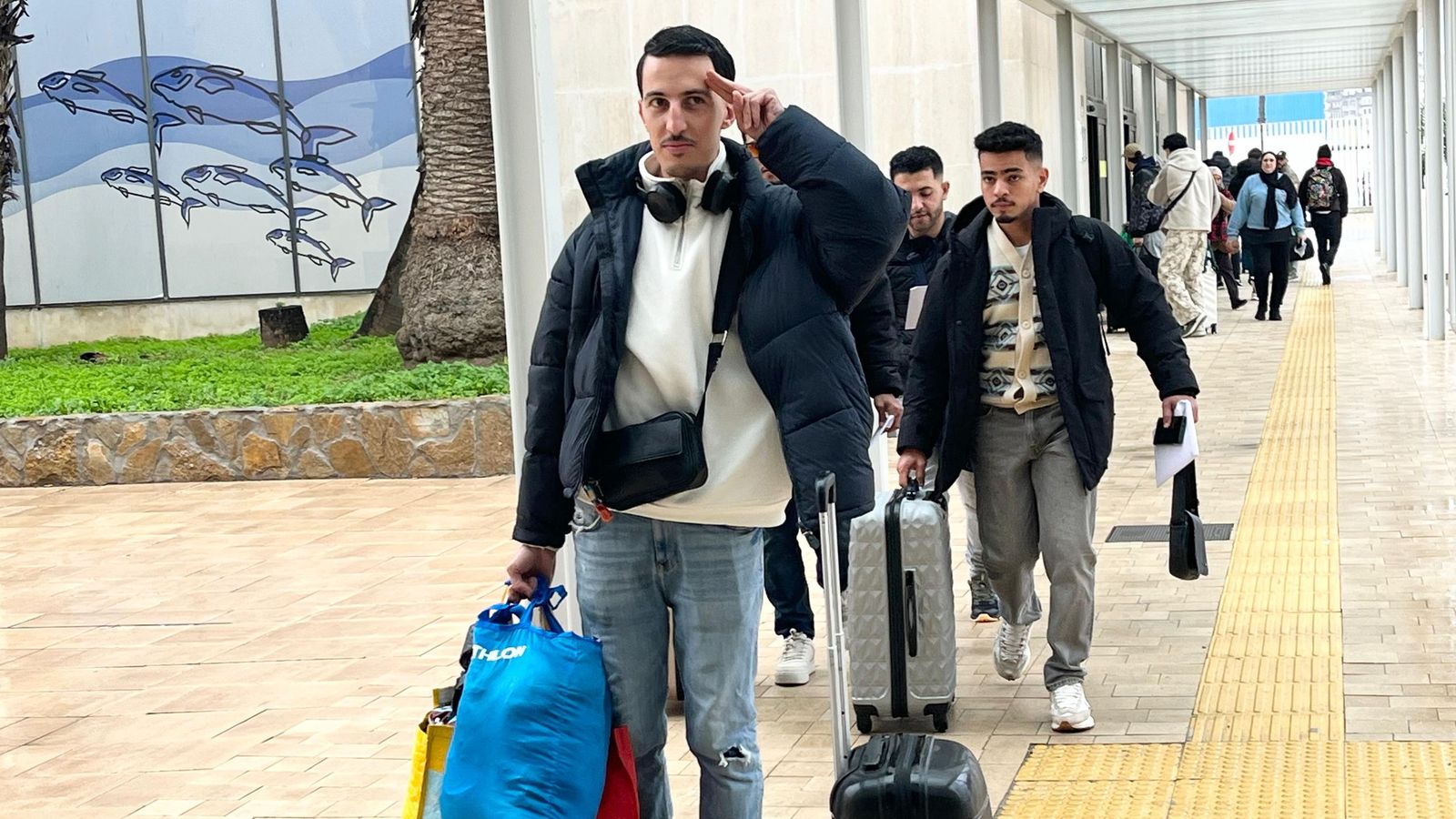 Un grupo de migrantes llega a la Estación Marítima de Ceuta