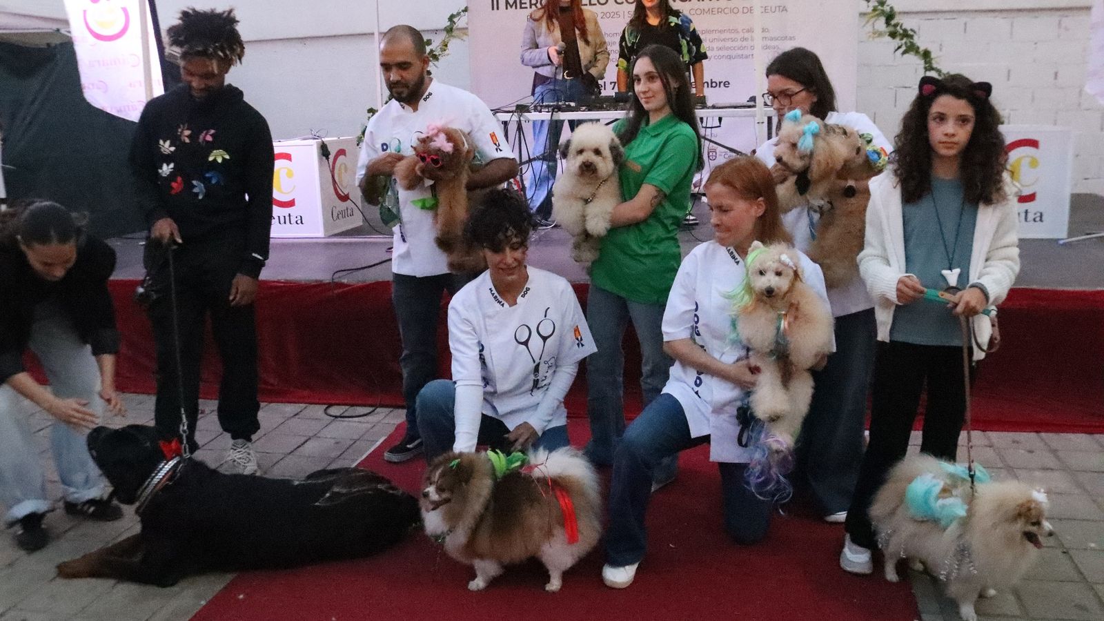 Imágenes de la plaza con el comienzo del Mercadillo y el pase de modelos.