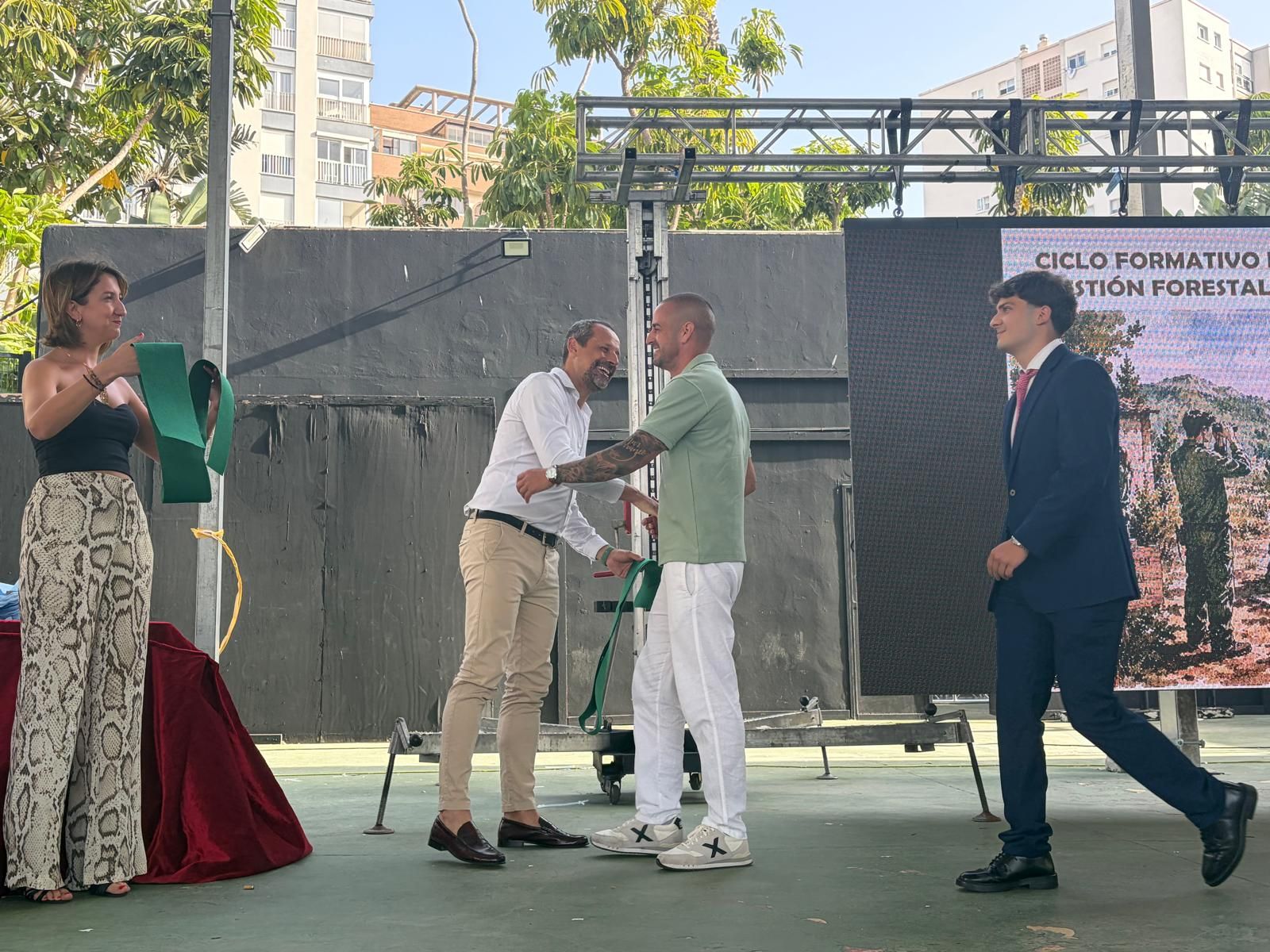 Multitudinaria graduación del Clara Campoamor en el Auditorio de la Marina
