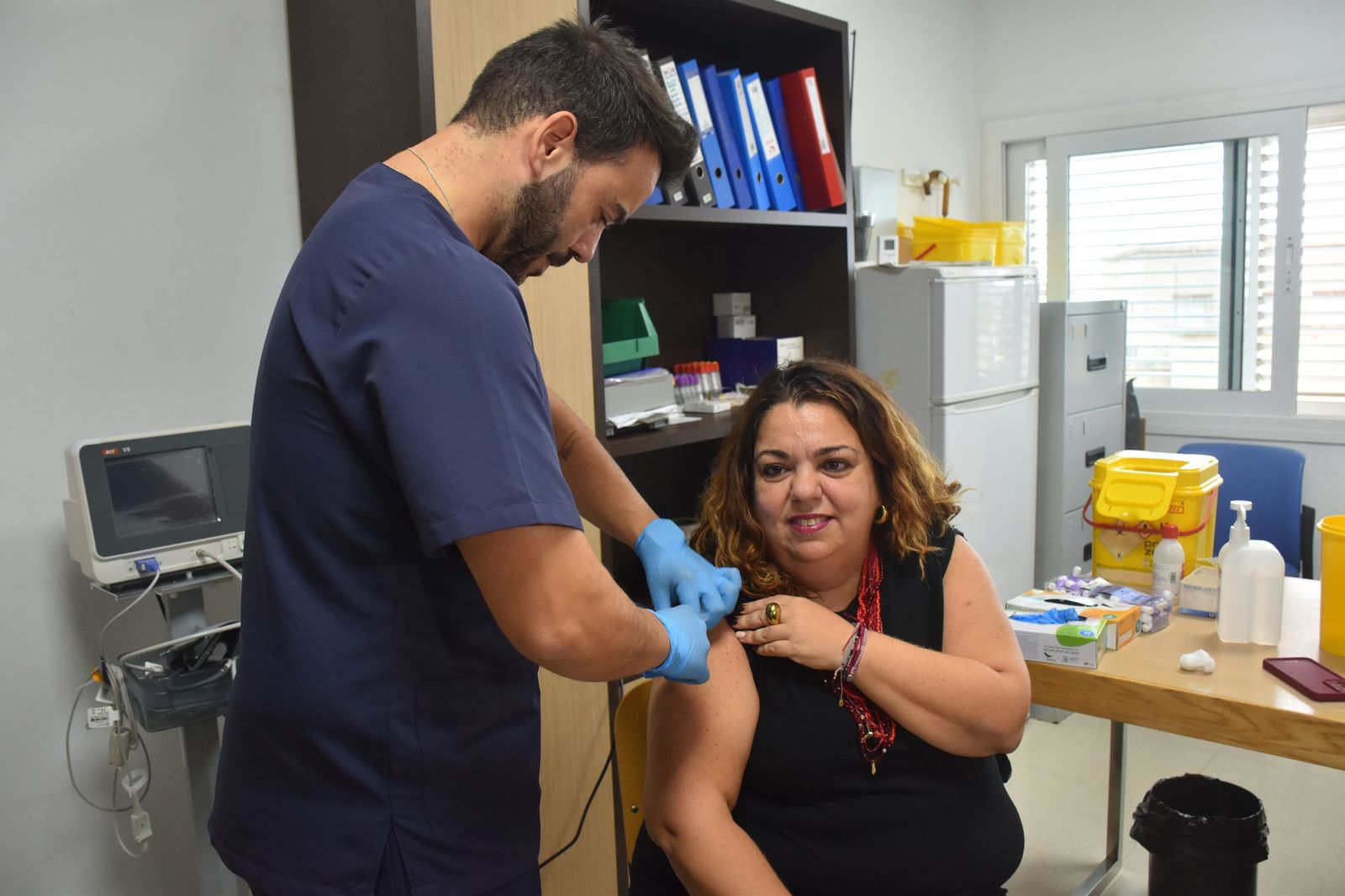 La delegada del Gobierno, Cristina Pérez, este martes vacunándose en Otero de gripe, covid-19 y neumonía La delegada del Gobierno, Cristina Pérez, este martes vacunándose en Otero de gripe, covid-19 y neumonía
