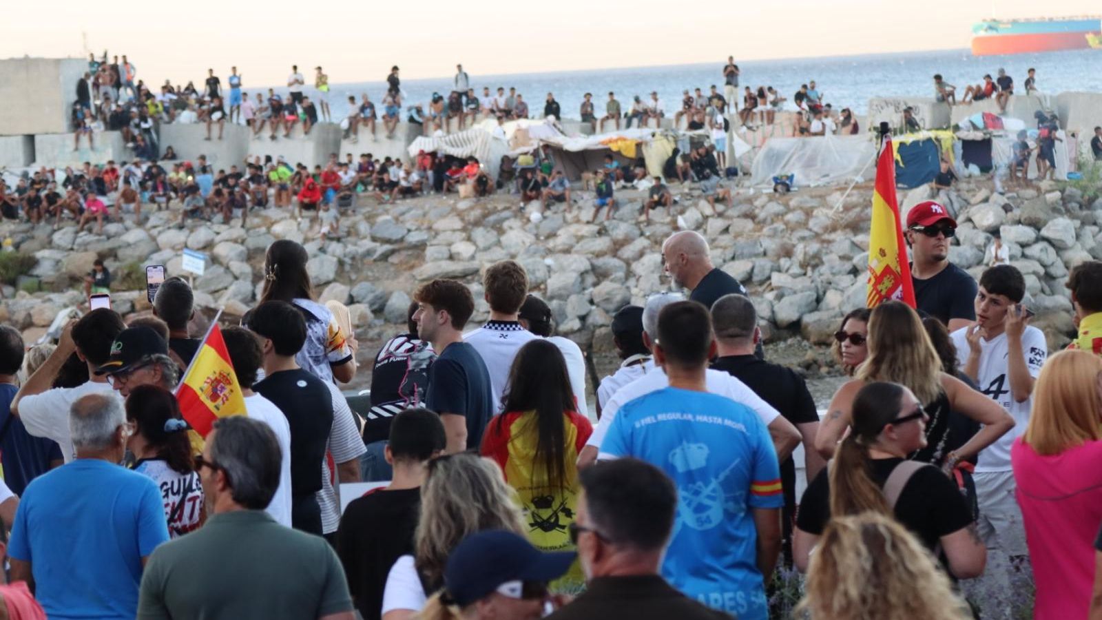 La Policía Nacional blinda la playa de Benítez para que los manifestantes ceutíes no se acerquen a los migrantes ni a sus asentamientos