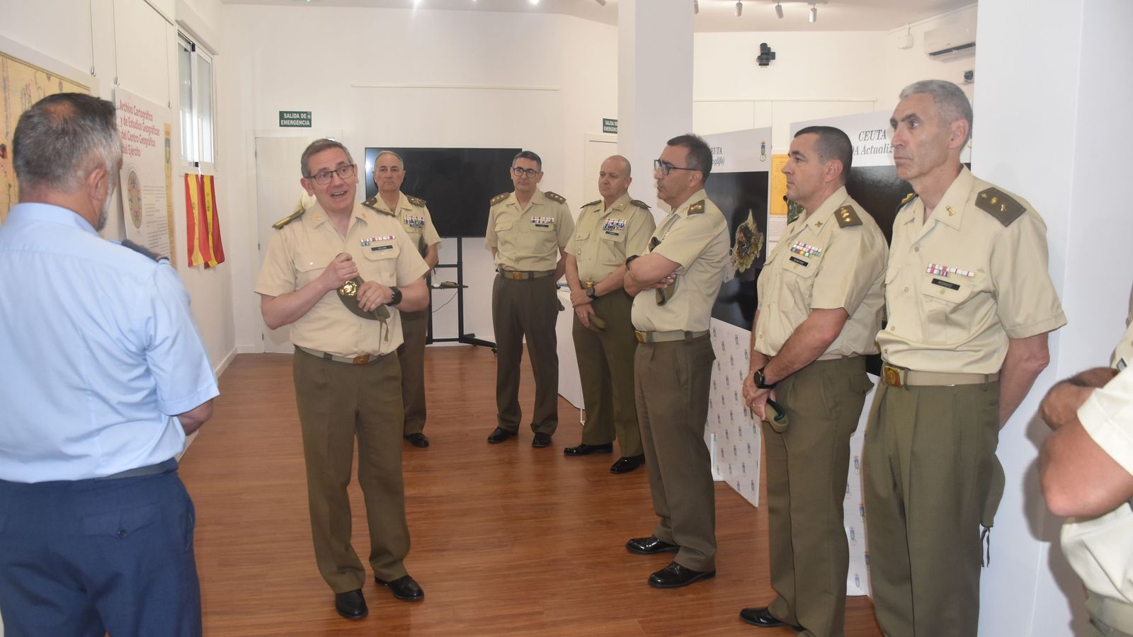 Juan Gómez dando explicaciones sobre la exposición.