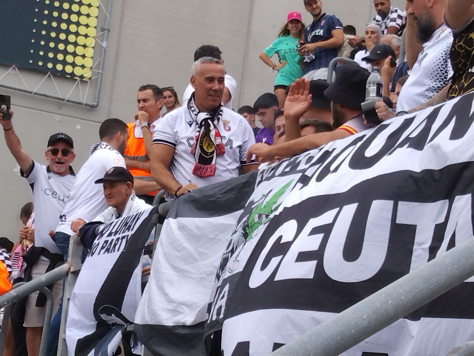 La afición ceutí fue el 'jugador número 12' en el 'Nuevo Mirandilla' este domingo