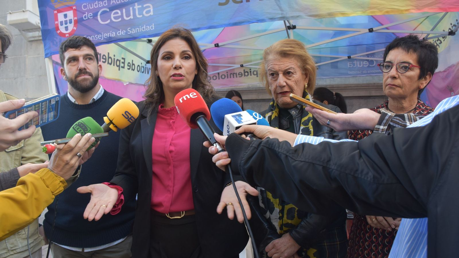 La consejera de Sanidad, Nabila Benzina, comparece junto al stand informativo sobre la diabete colocado en colaboración con el Colegio de Farmacéuticos