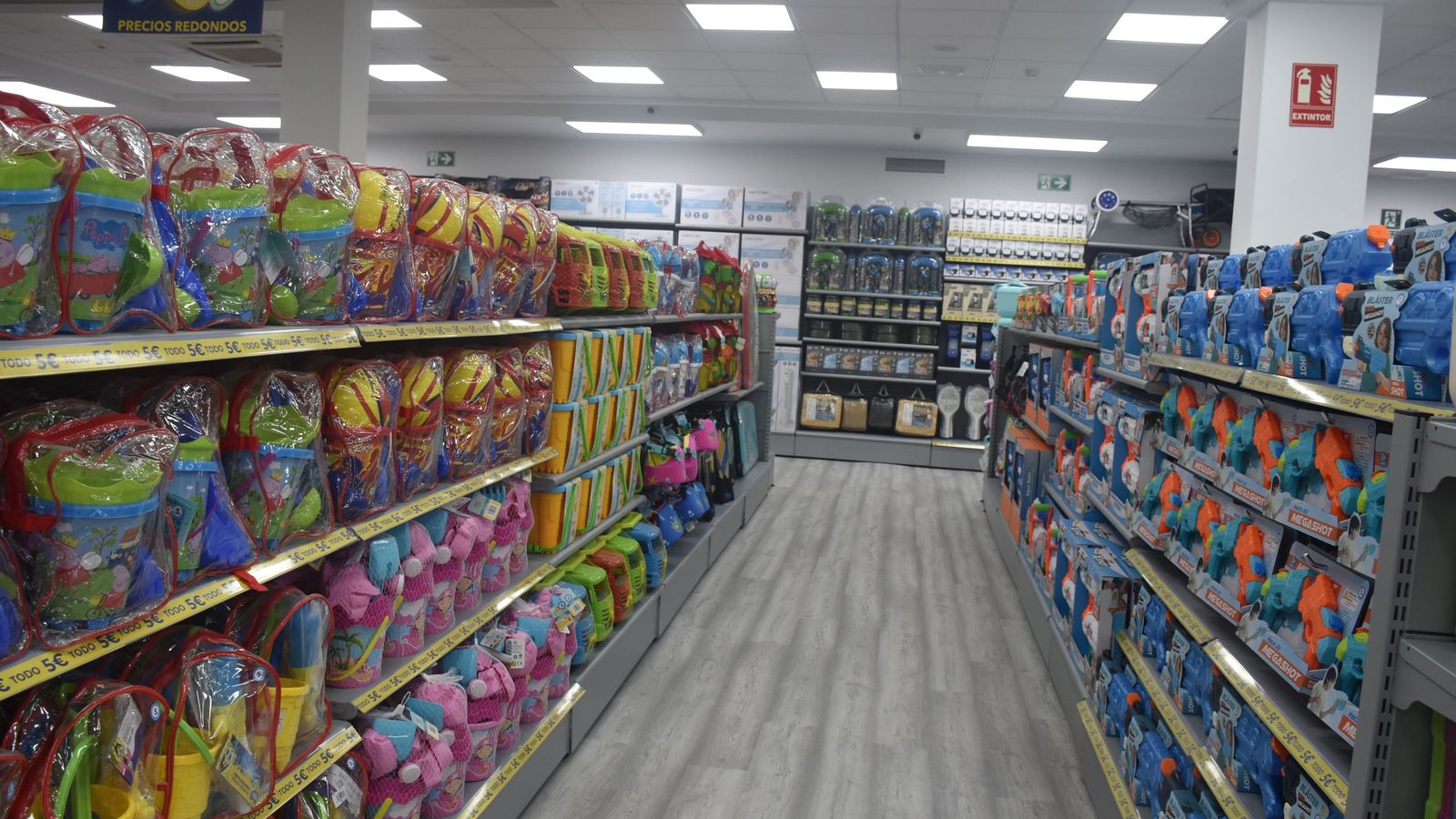 Inauguración de la nueva tienda de MGI en la avenida del Puerto de Ceuta