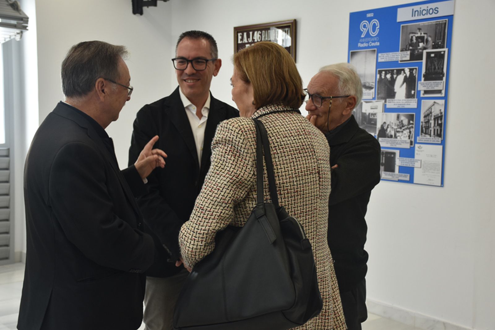 El periodista de Radio Ceuta Antonio Martín conversa con Juan Vivas. / FOTO G.S.