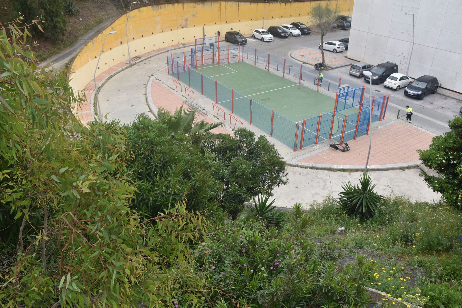 Los vecinos de Miramar Alto denuncian el abandono de una vaguada llena de basura y ratas