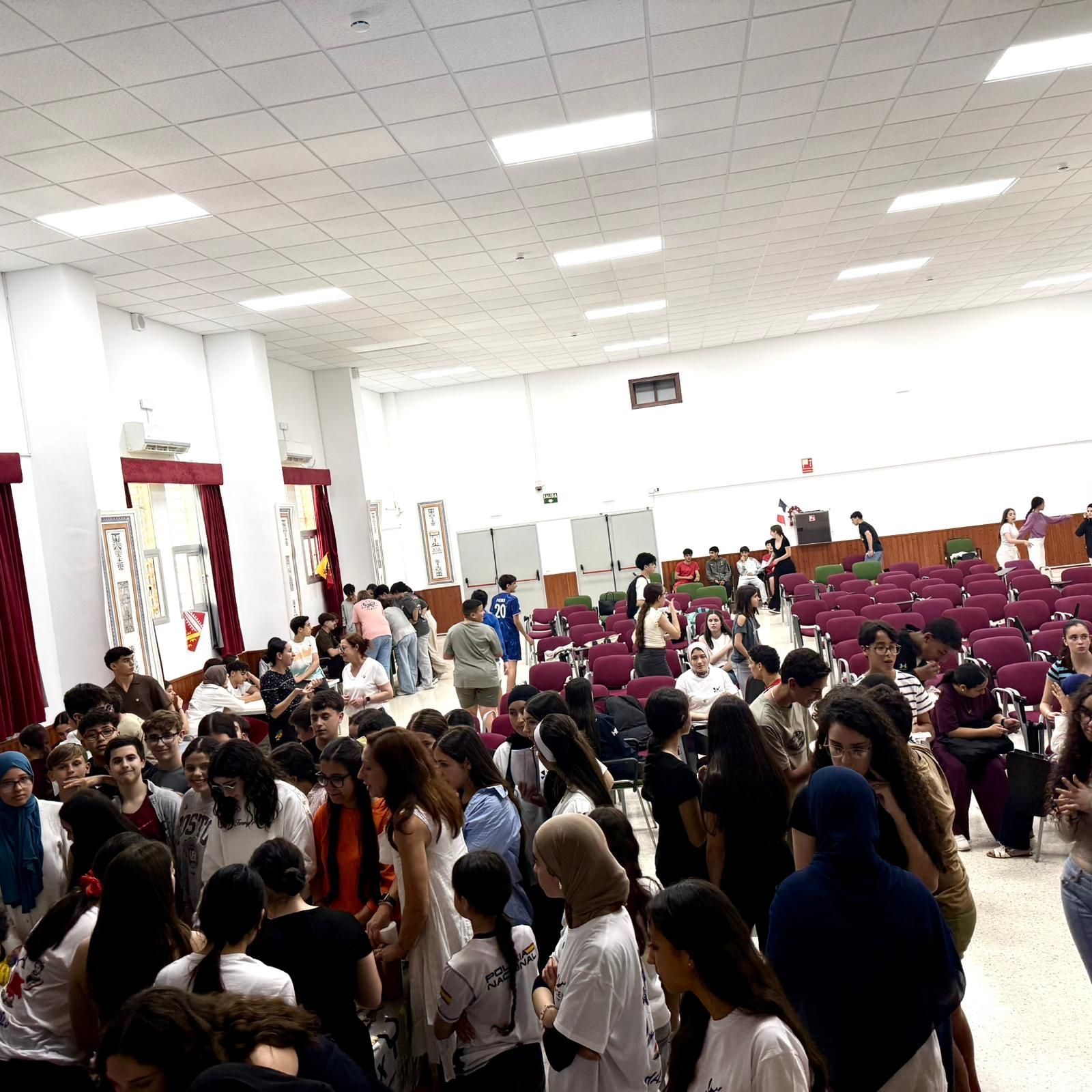 El IES Luis de Camoens celebra la francofonía con danza, poesía y sabor parisino